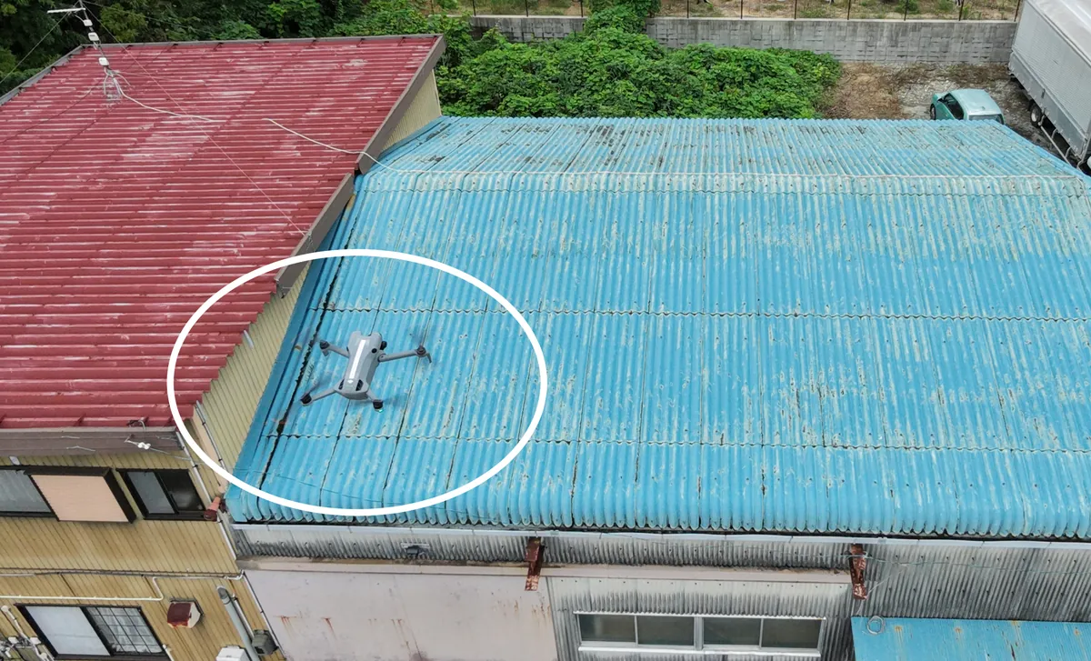 DJI Mini 5 Pro で建物の屋根を点検している様子